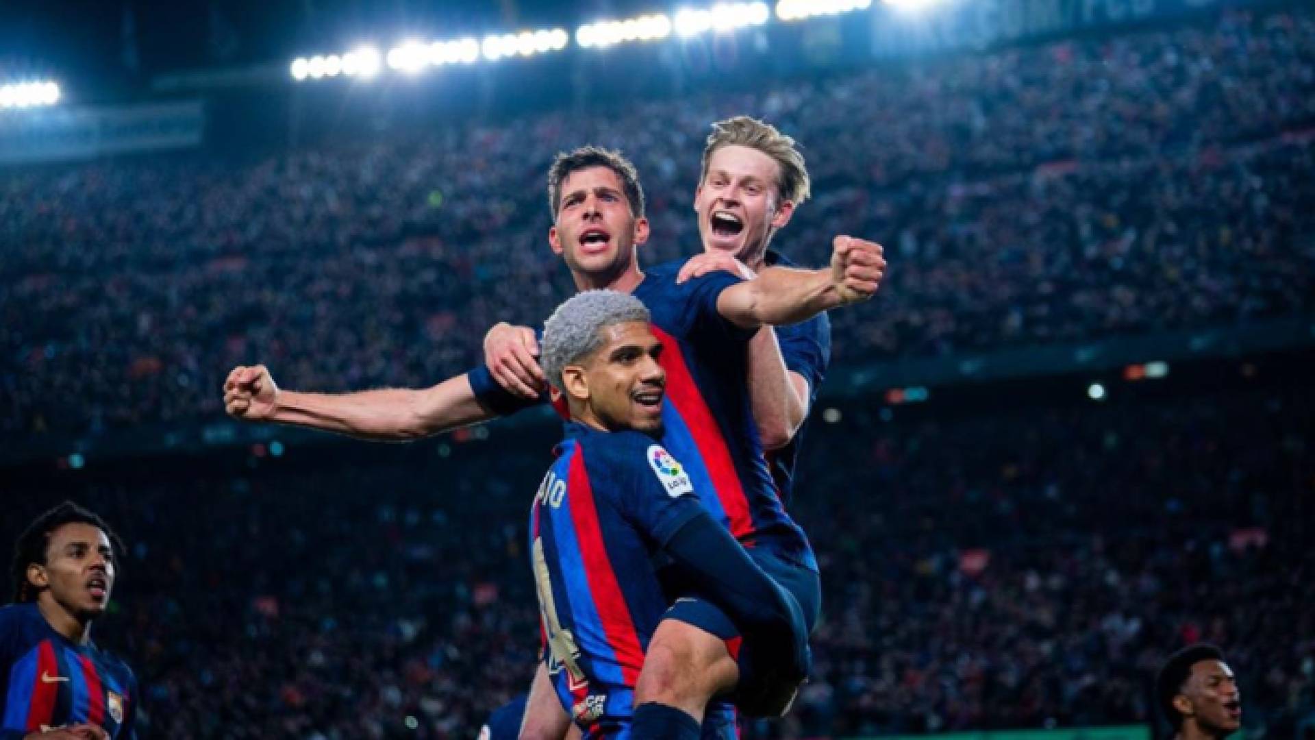 لاعبو برشلونة يحتفلون بهدف سابق