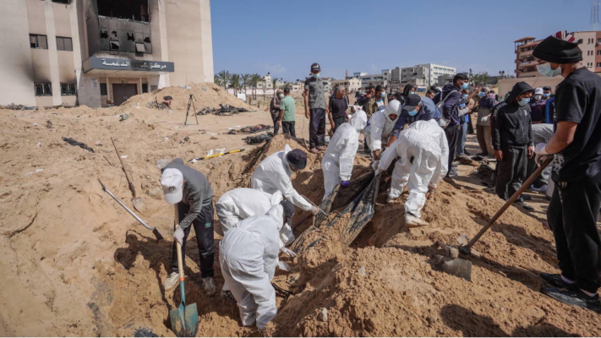 البحث عن جثامين شهداء مدفونة في مجمع ناصر الطبي - AFP