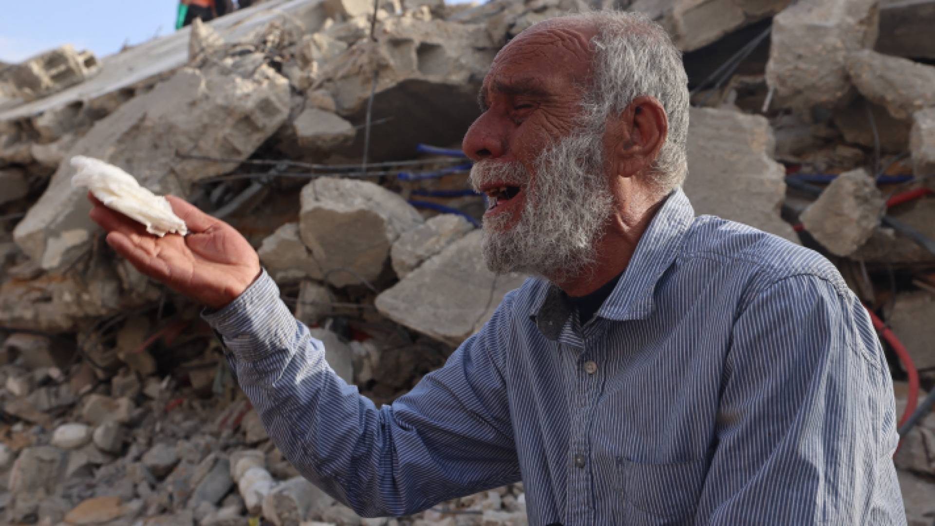 فلسطيني يبكي قهرا في غزة