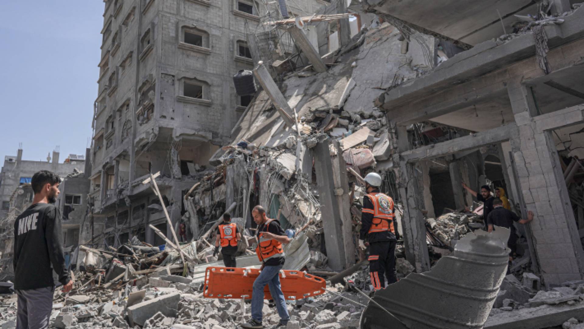 كوادر الإسعاف في مخيم البريج وسط قطاع غزة