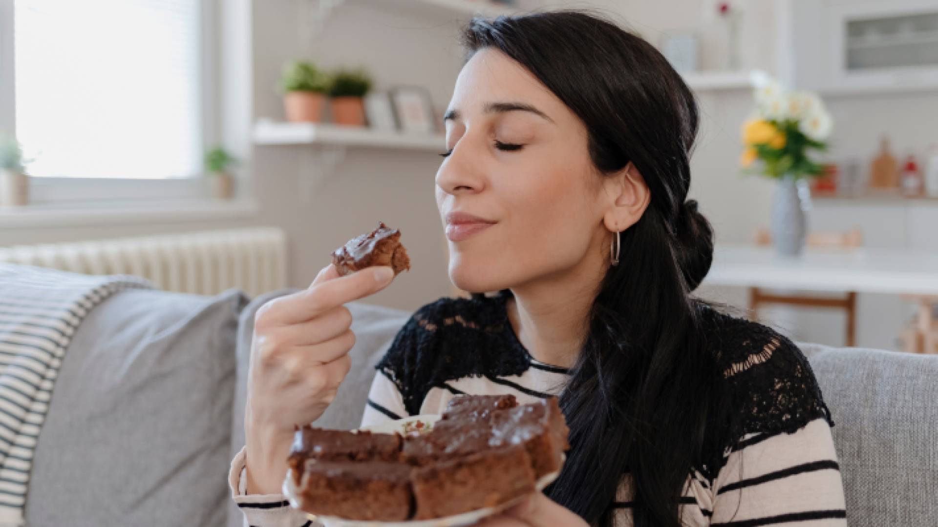 سيدة تأكل حلويات بطعم الشوكولاته