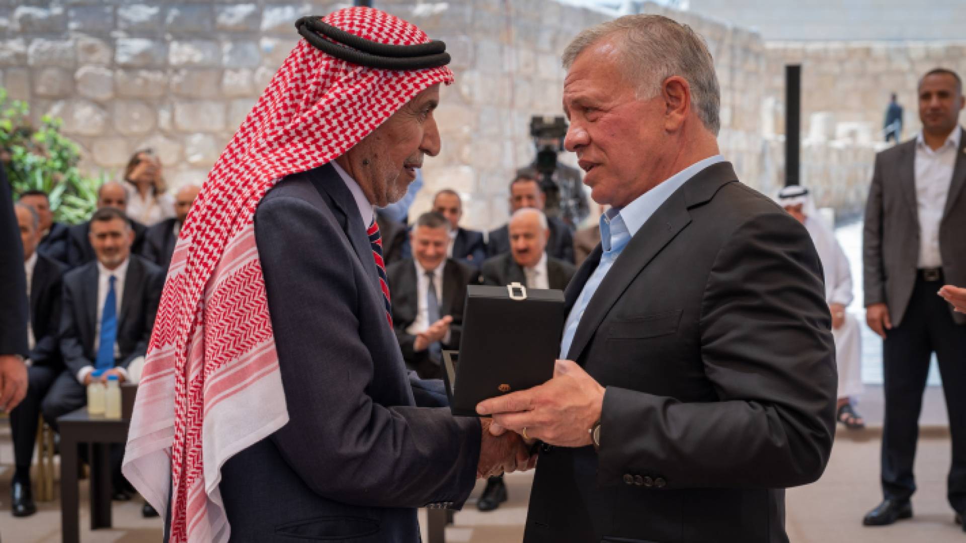 الملك ينعم بميدالية اليوبيل الفضي على أحد شخصيات