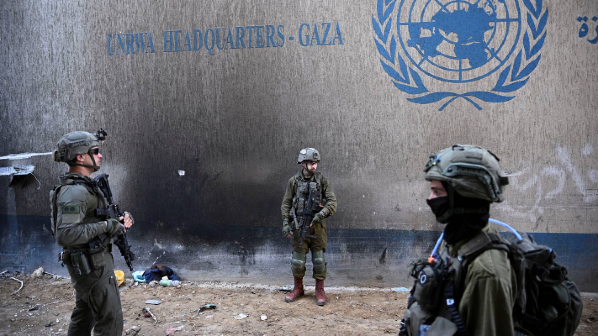 عناصر من جيش الاحتلال أمام أحد مقار الأونروا في غزة