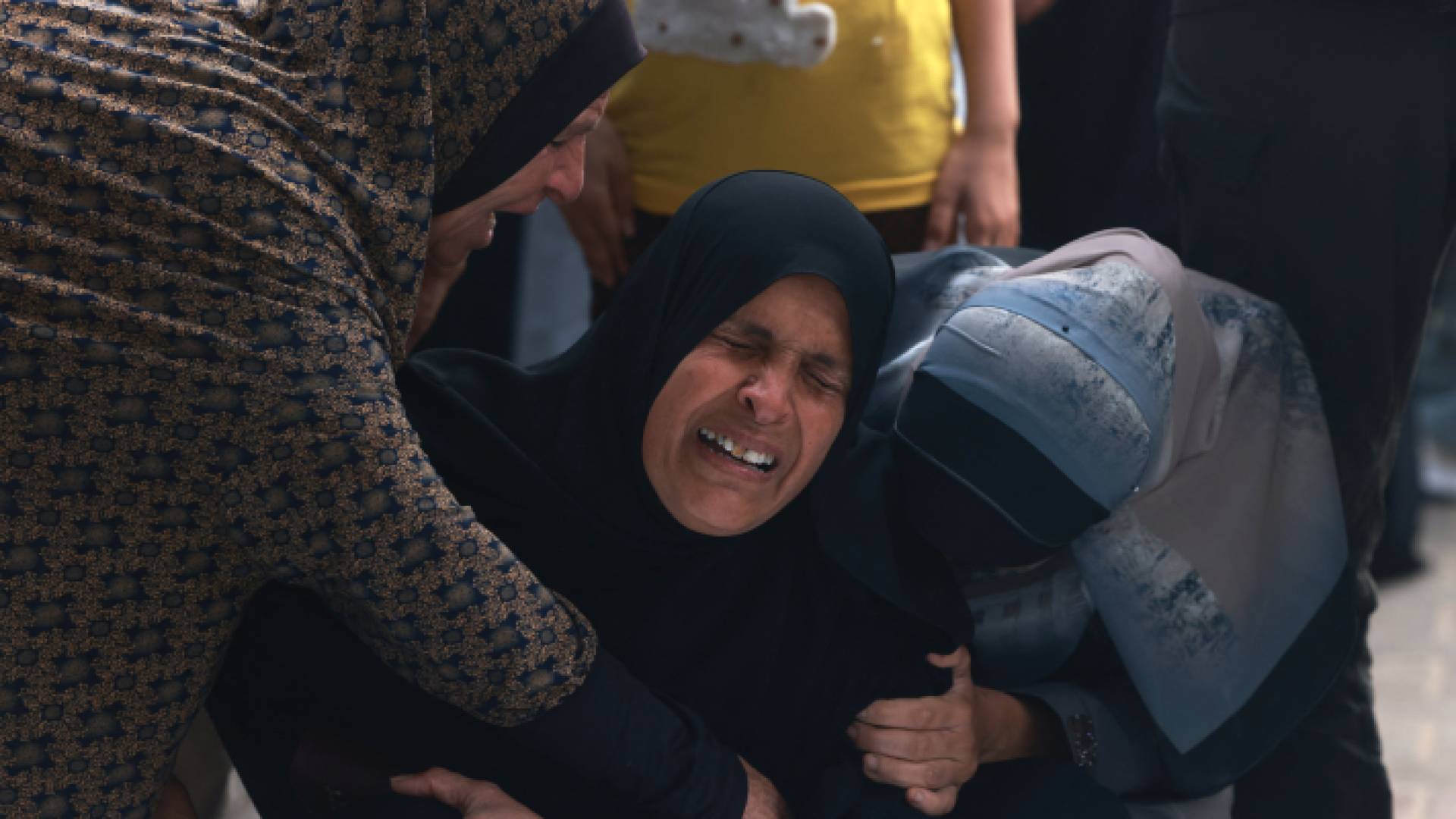 فلسطينية تبكي في وداع أحد أفراد عائلتها "أ ف ب"