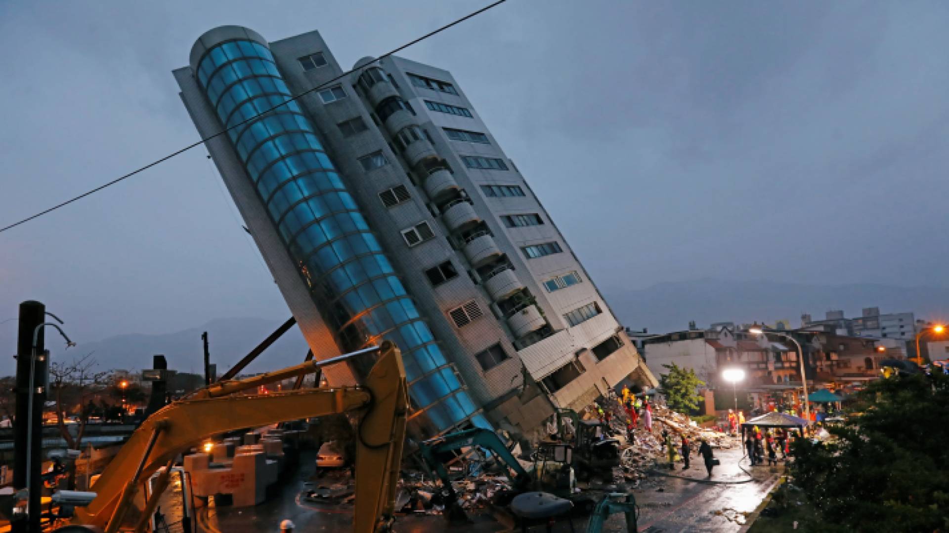 انهيار مبنى في هواليان التايوانية بزلزال مدمر - أرشيفية