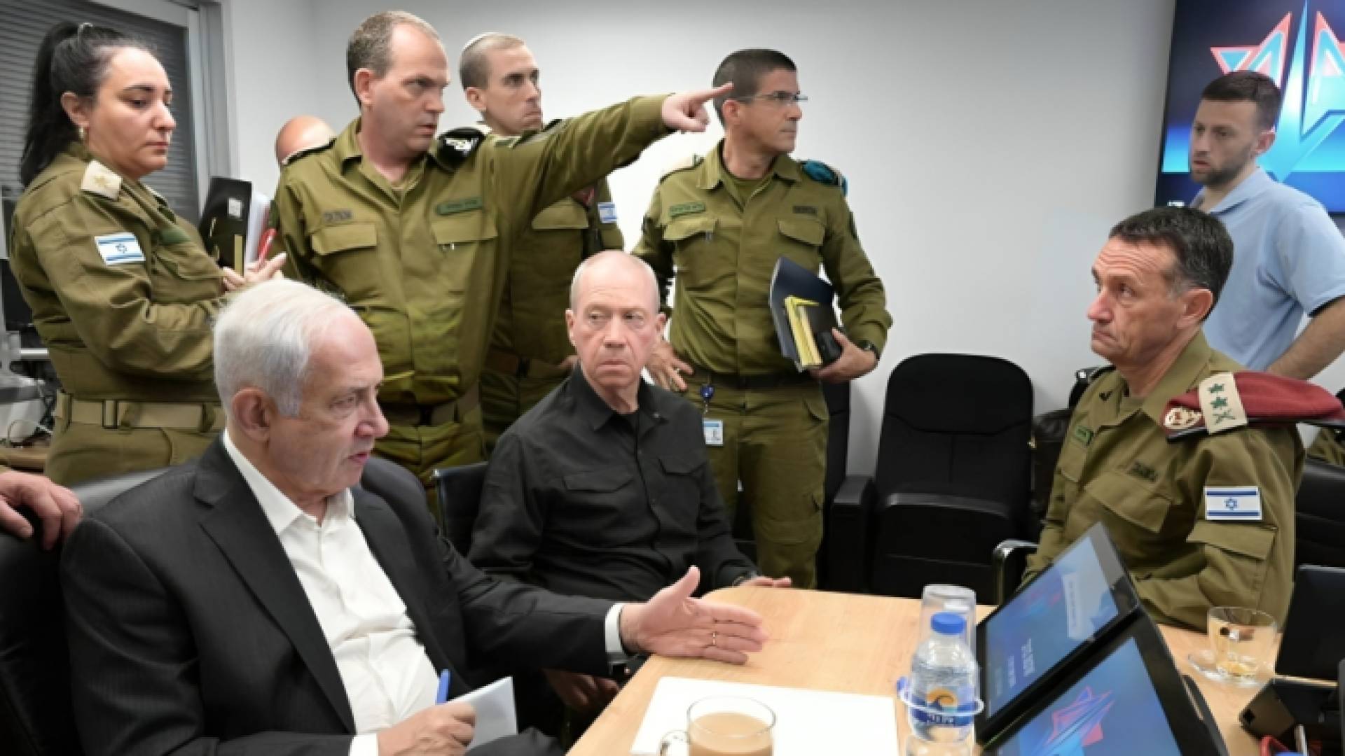 رئيس حكومة الاحتلال الإسرائيلي بنيامين نتنياهو فيس اجماع مع غالانت وورئيس أركان جيشه هرتسي هليفي