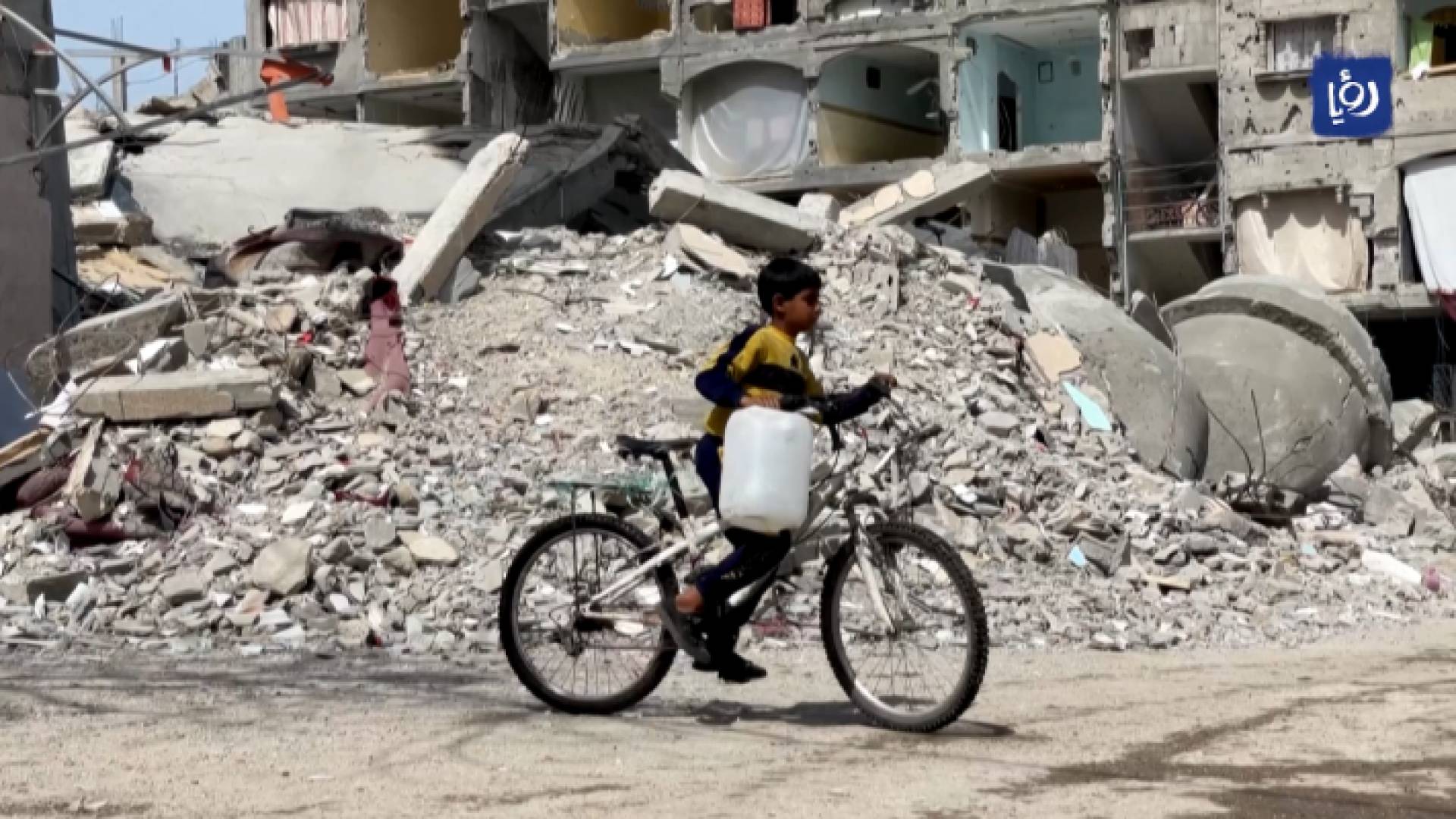 طفل بالقرب من أنقاض منزل دمره قصف الاحتلال