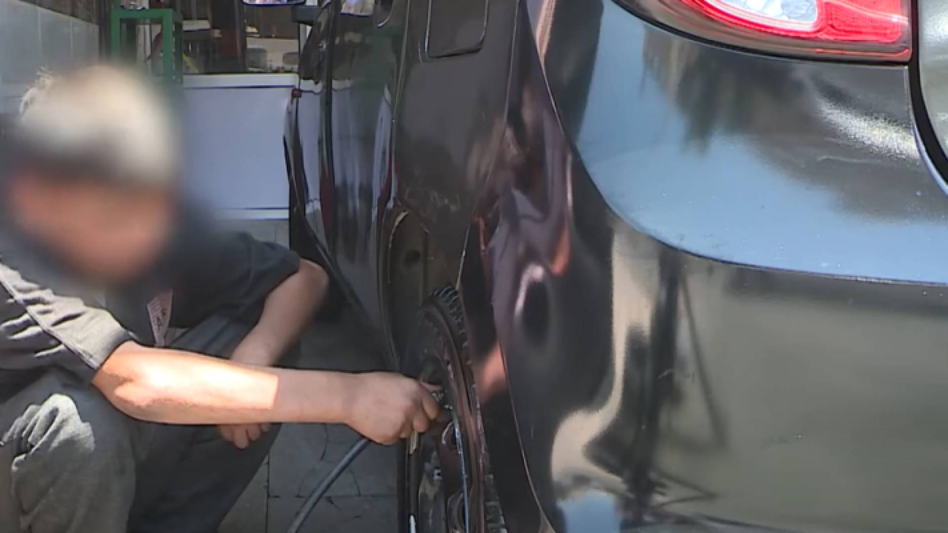 طفل يعمل بمهنة "إصلاح البناشر"