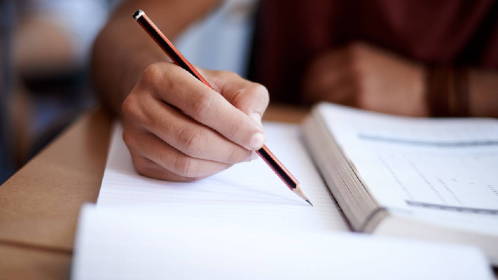 طالب يقدم امتحان "أرشيفية"