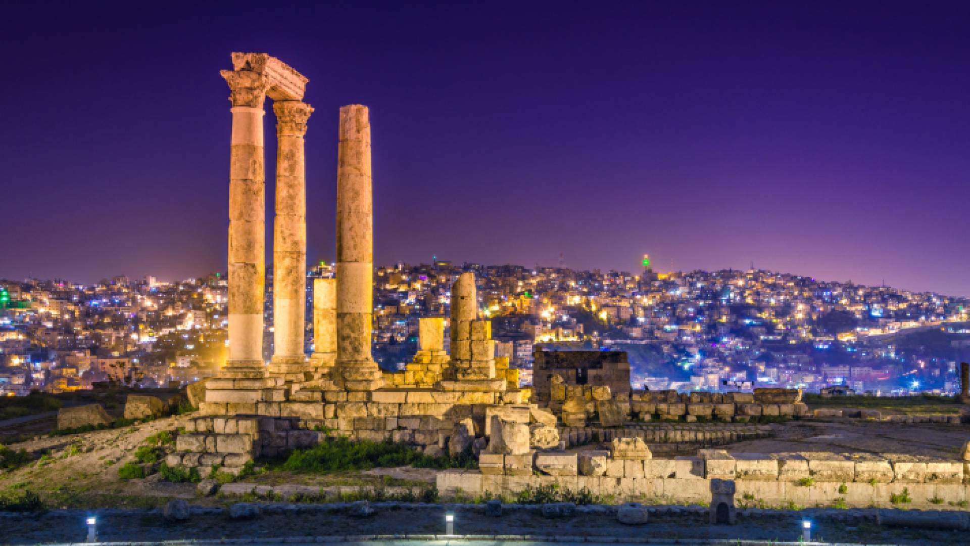 صورة ليلة للعاصمة عمان من موقع جبل القلعة الأثري