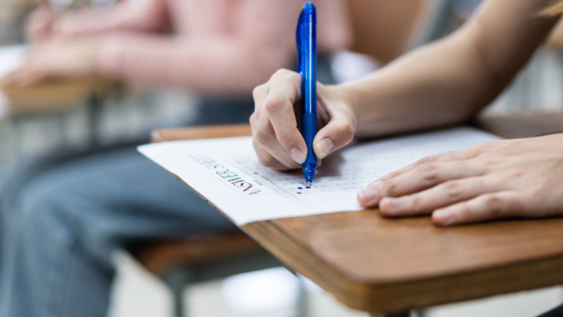 طالب يقدم امتحان - تعبيرية