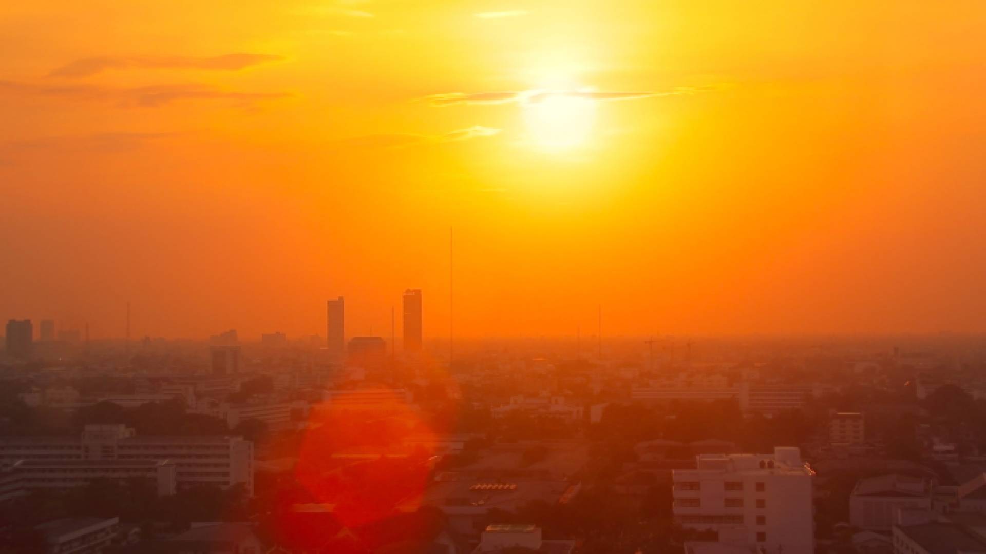 سطوع الشمس وأجواء حارة "تعبيرية"