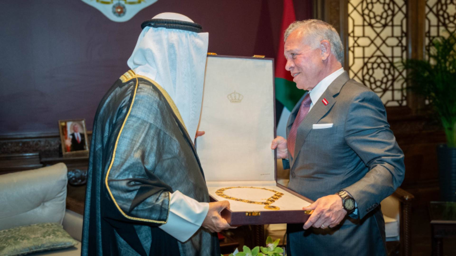 الملك يمنح أمير الكويت قلادة الحسين بن علي