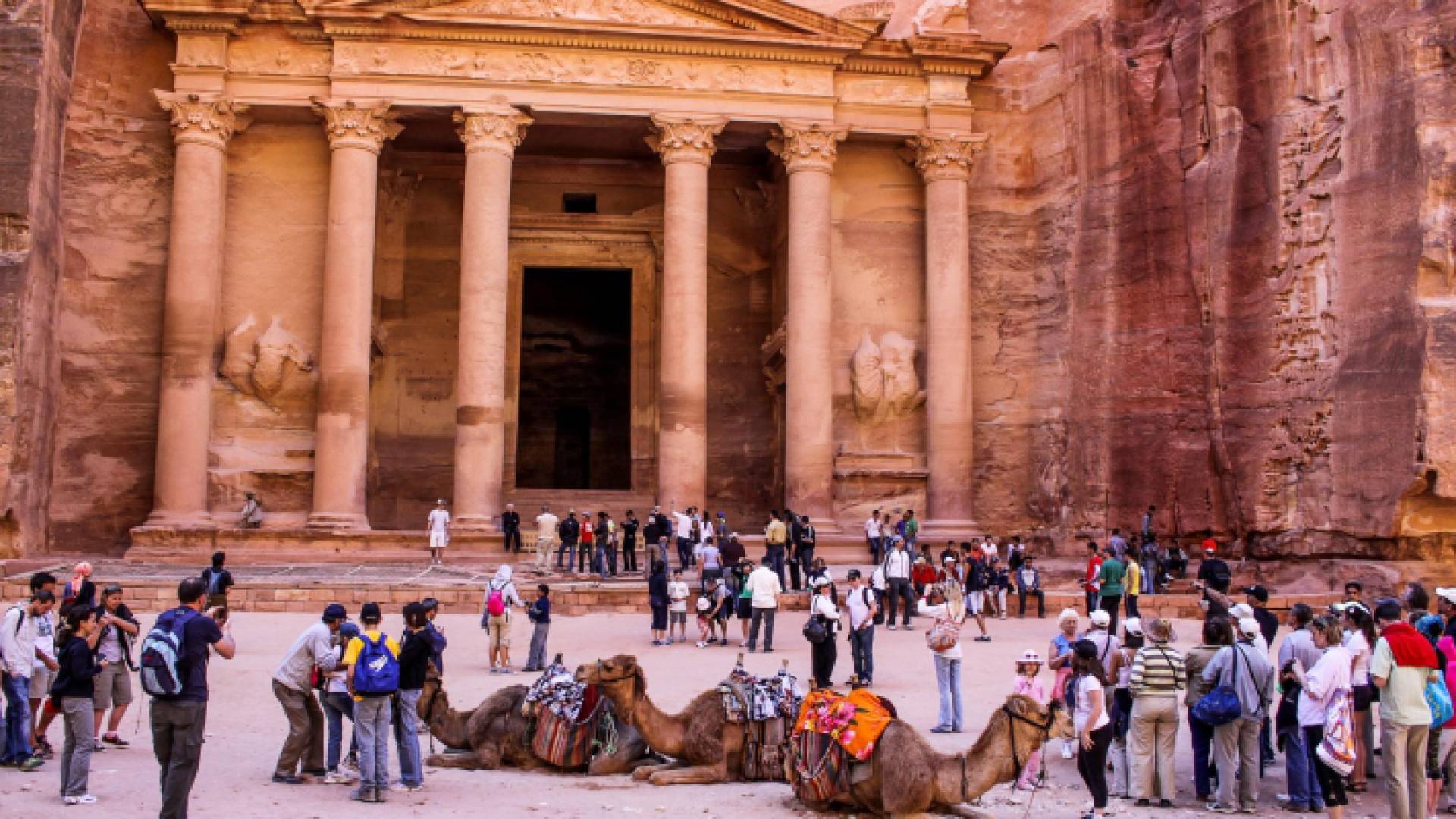 سياح في مدينة البترا الأثرية