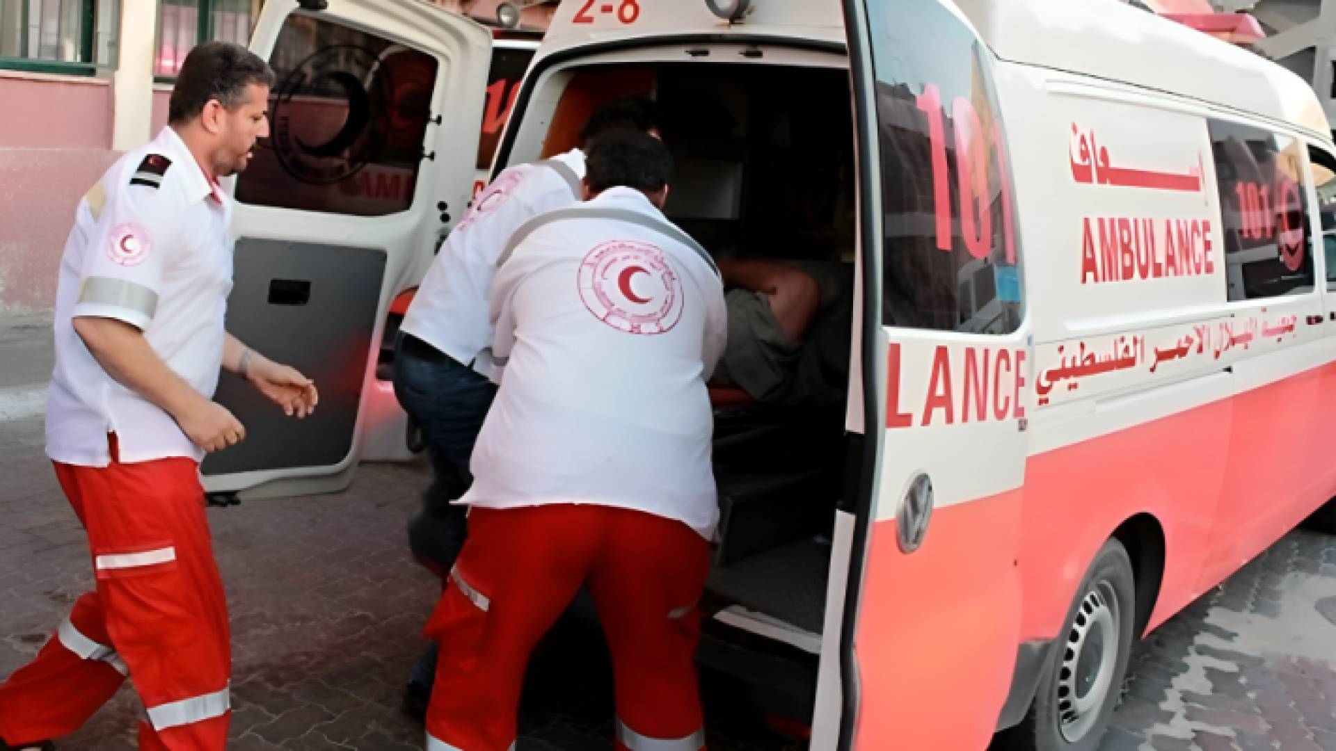 الهلال الأحمر الفلسطيني يحاول اسعاف مصاب في الضفة الغربية "أرشيفية"