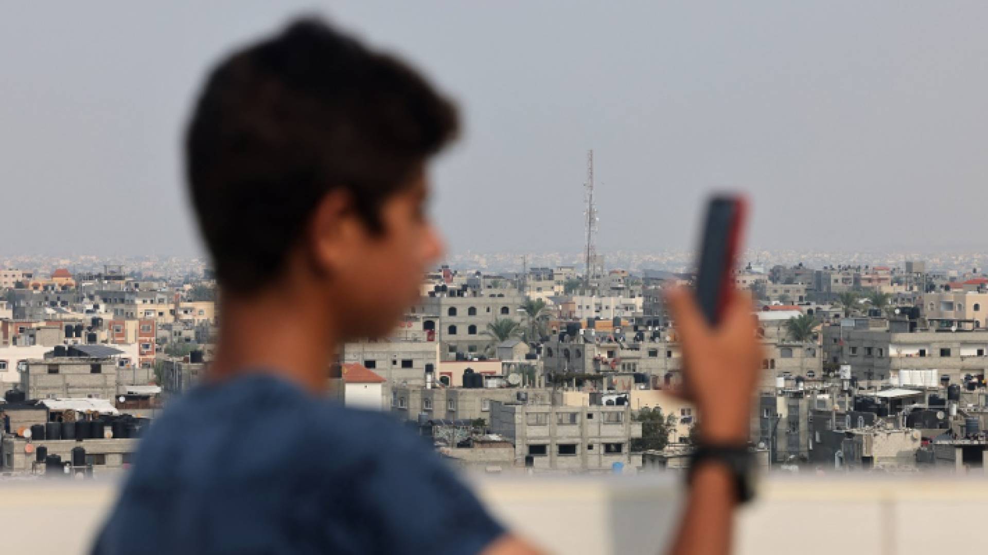 فتى فلسطيني يحمل هاتف - قطاع غزة