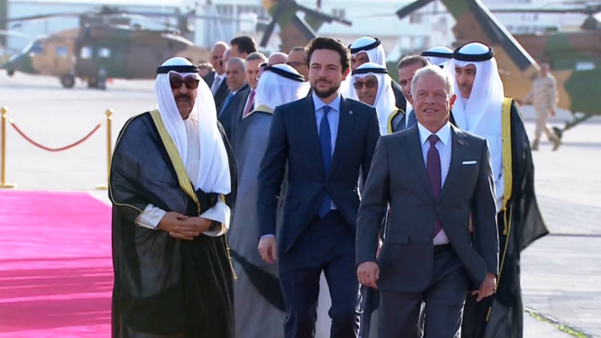 الملك وولي العهد يستقبلان أمير دولة الكويت لدى وصوله مطار ماركا