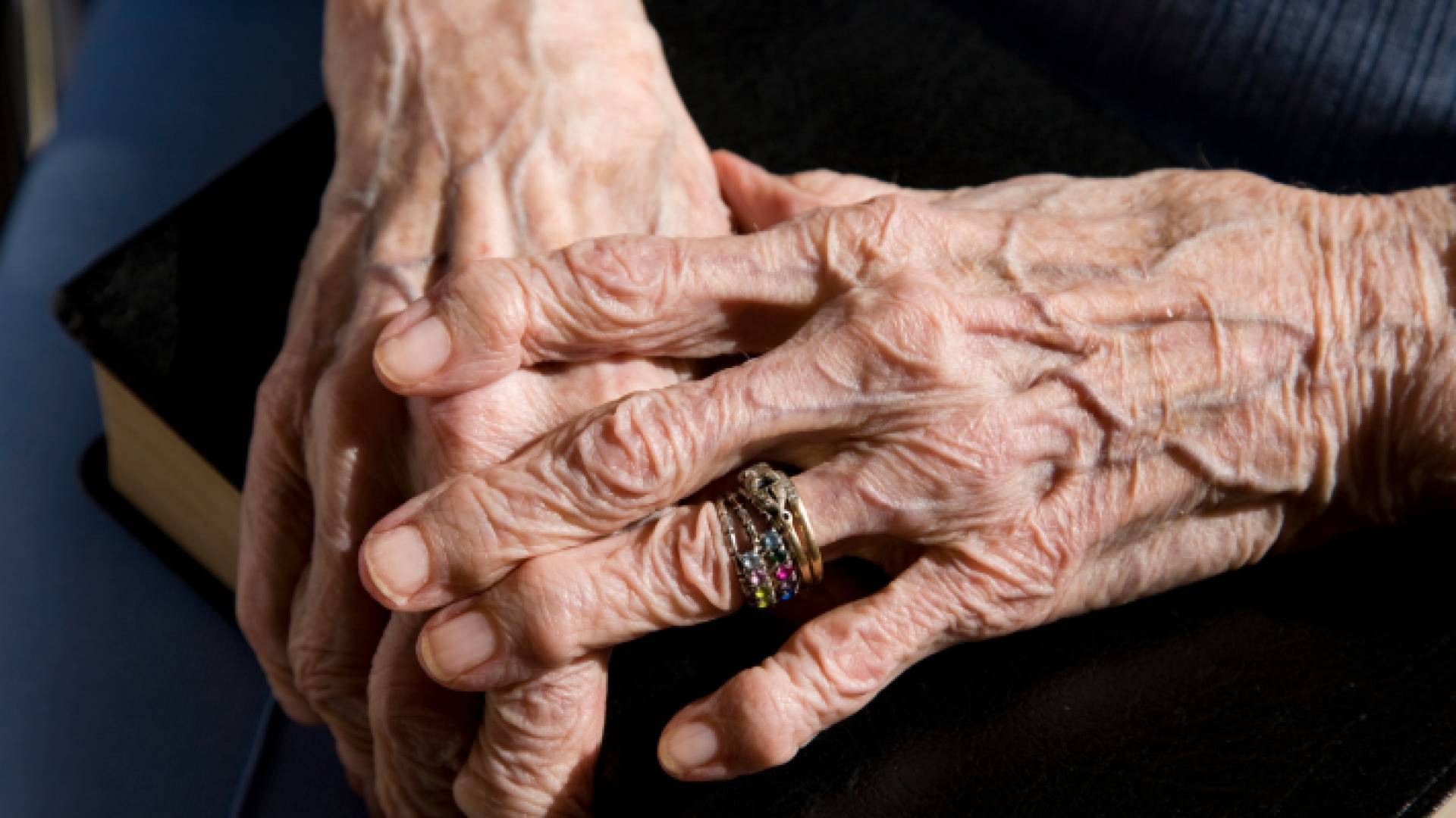 صورة لسيدة بمرحلة الشيخوخة