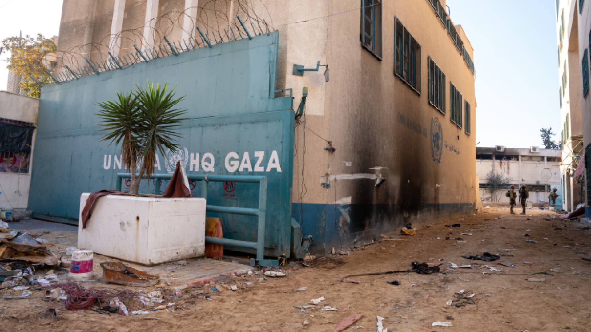 قوات الاحتلال أمام مقر للأمم المتحدة في غزة