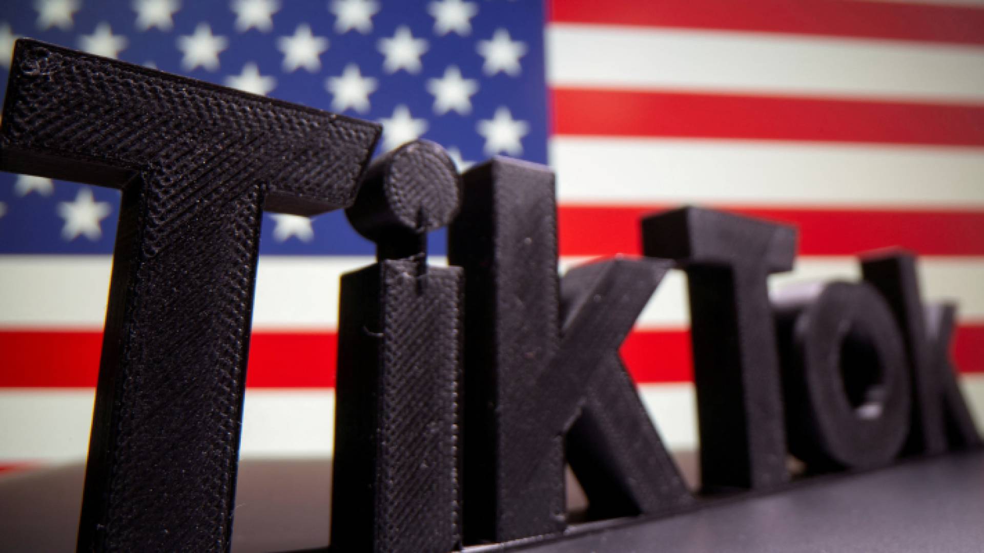 علم الولايات المتحدة وشعار "تيك توك"