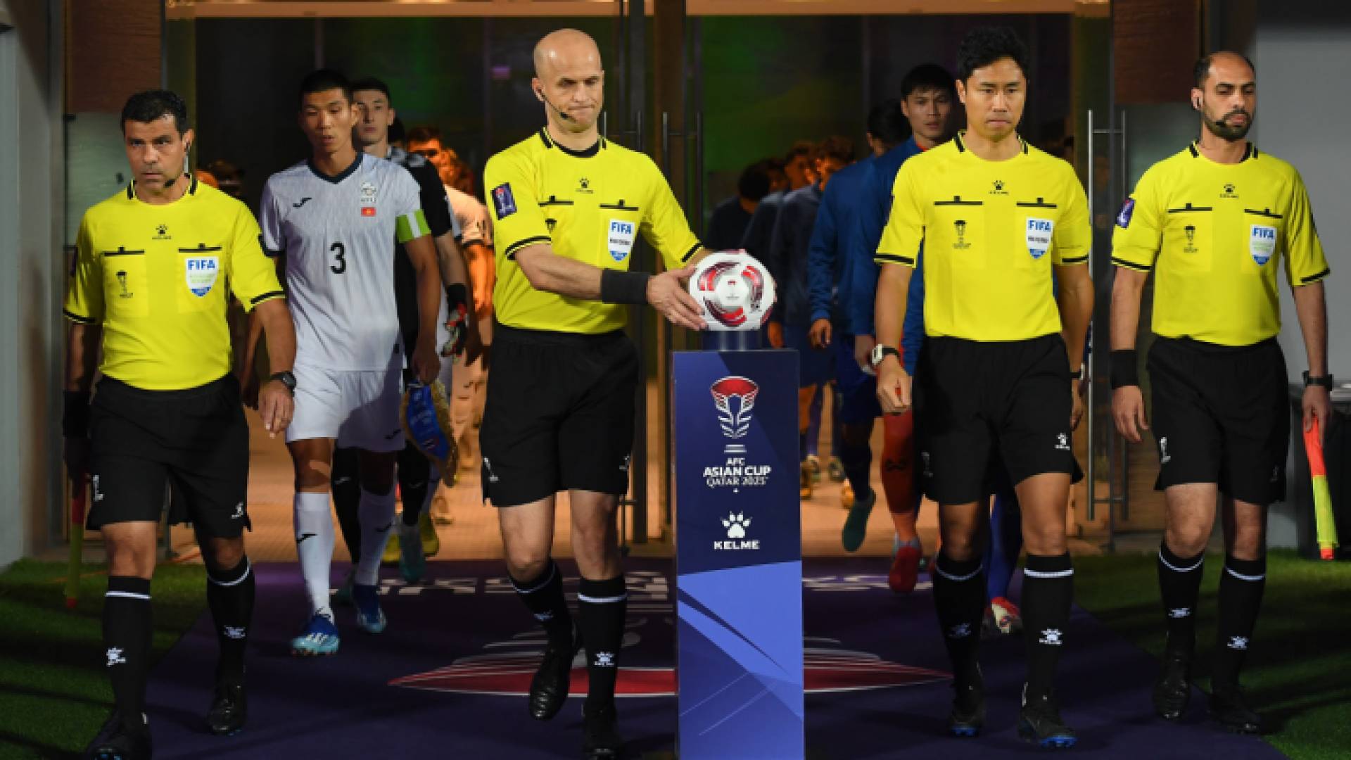 ادهم المخادمة قبل قيادة إحدى مباريات كأس اسيا