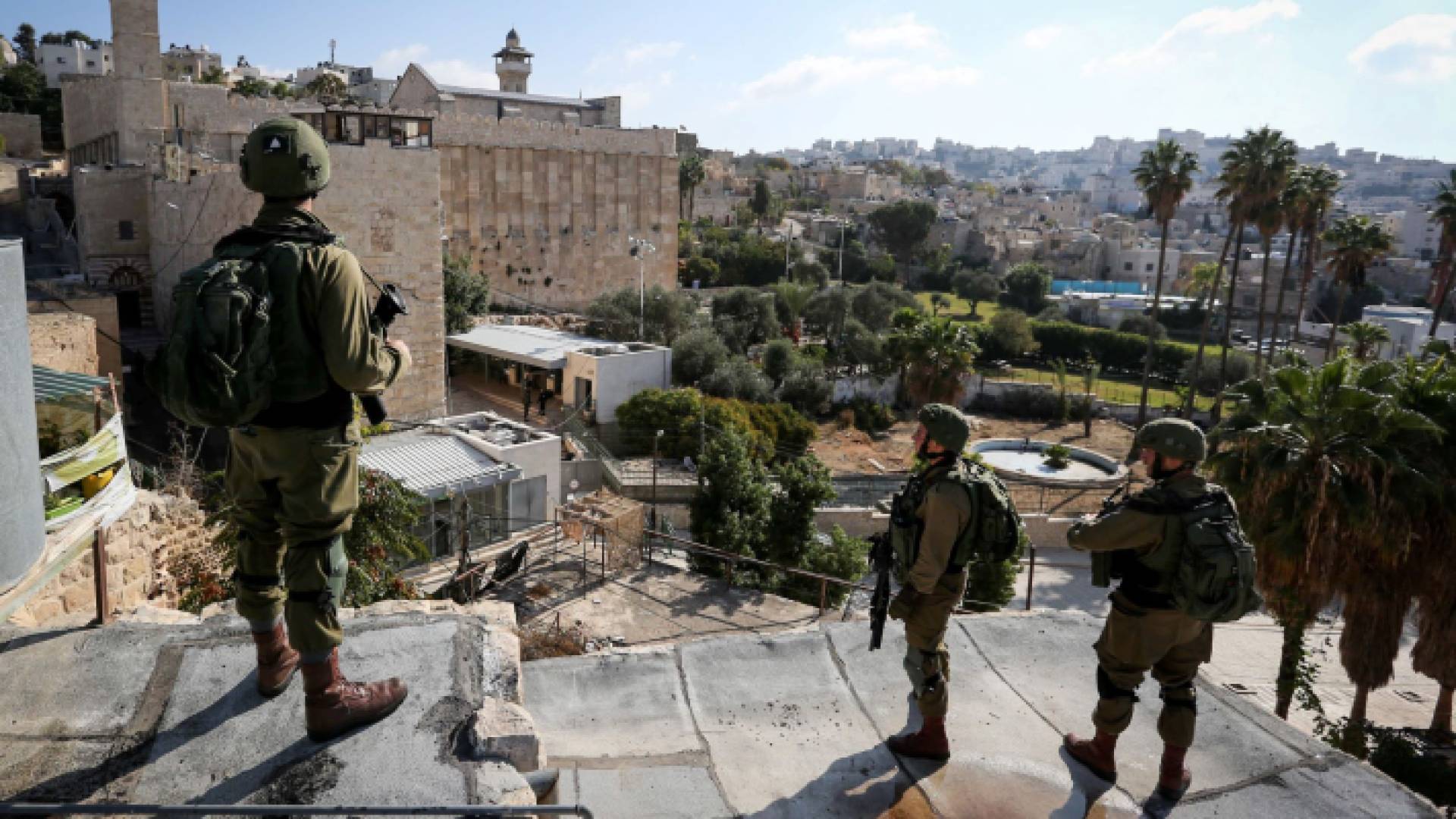 جنود من الاحتلال الإسرائيلي بالقرب من الحرم الإبراهيمي
