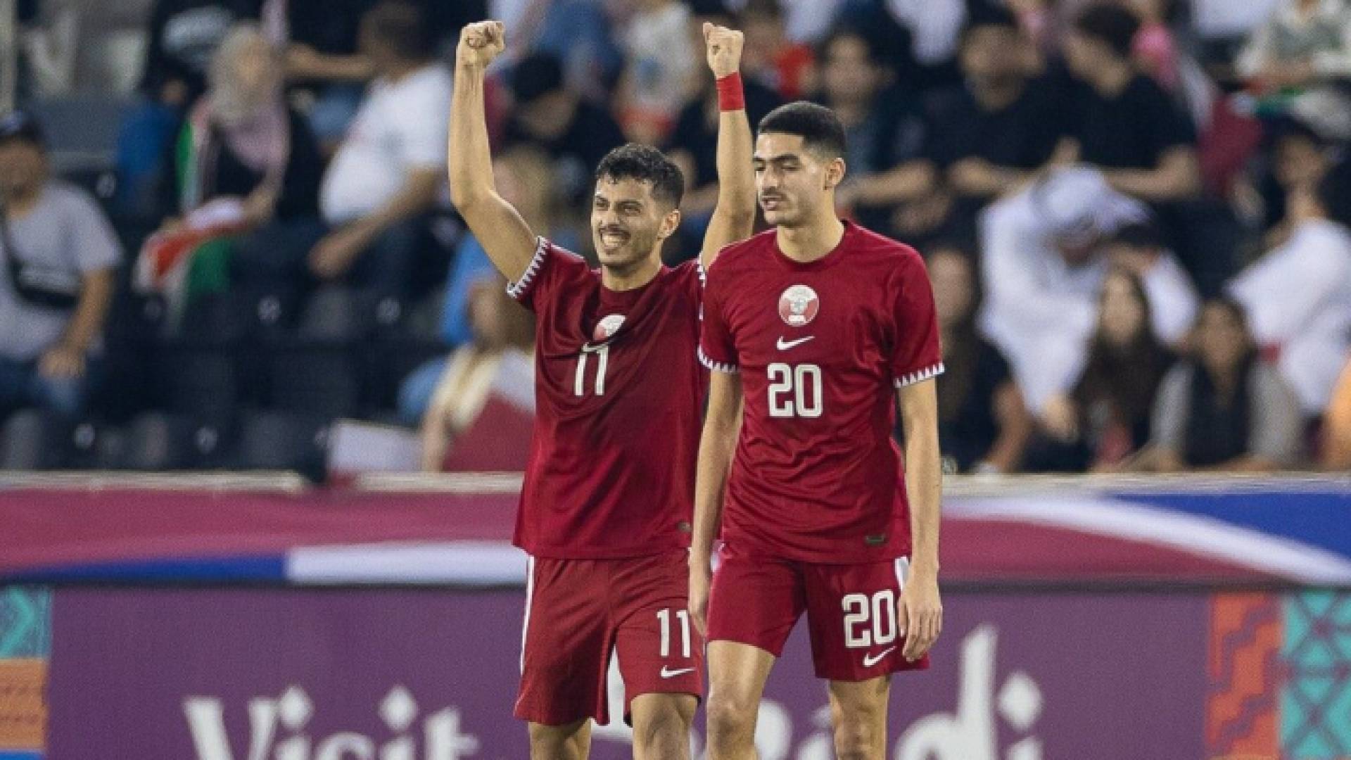لاعبو المنتخب القطري يحتفلون بعد الفوز على المنتخب الوطني