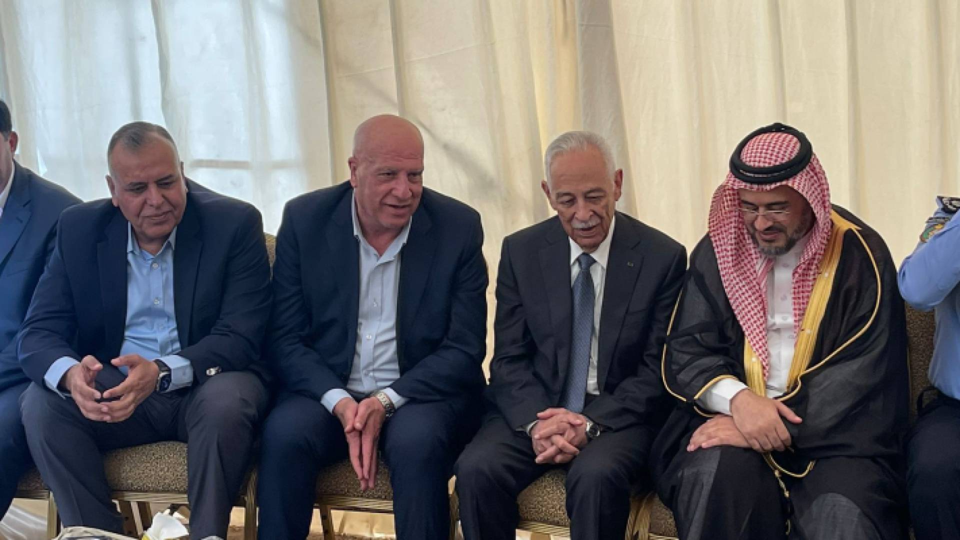 العيسوي يقدم واجب العزاء