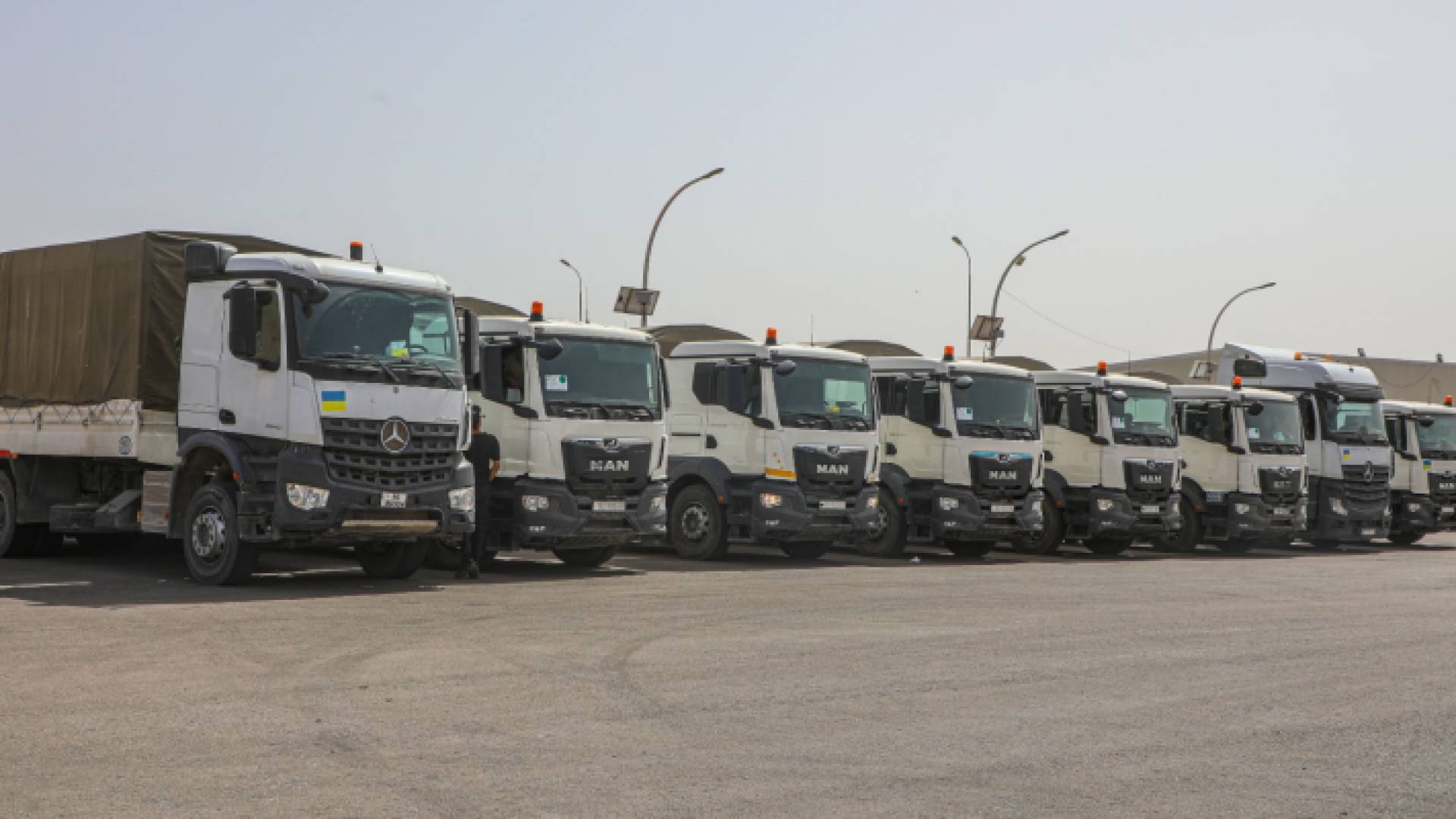 شاحنات محملة بالمساعدات للأهل في قطاع غزة ضمن القافلة التي سيرها الأردن