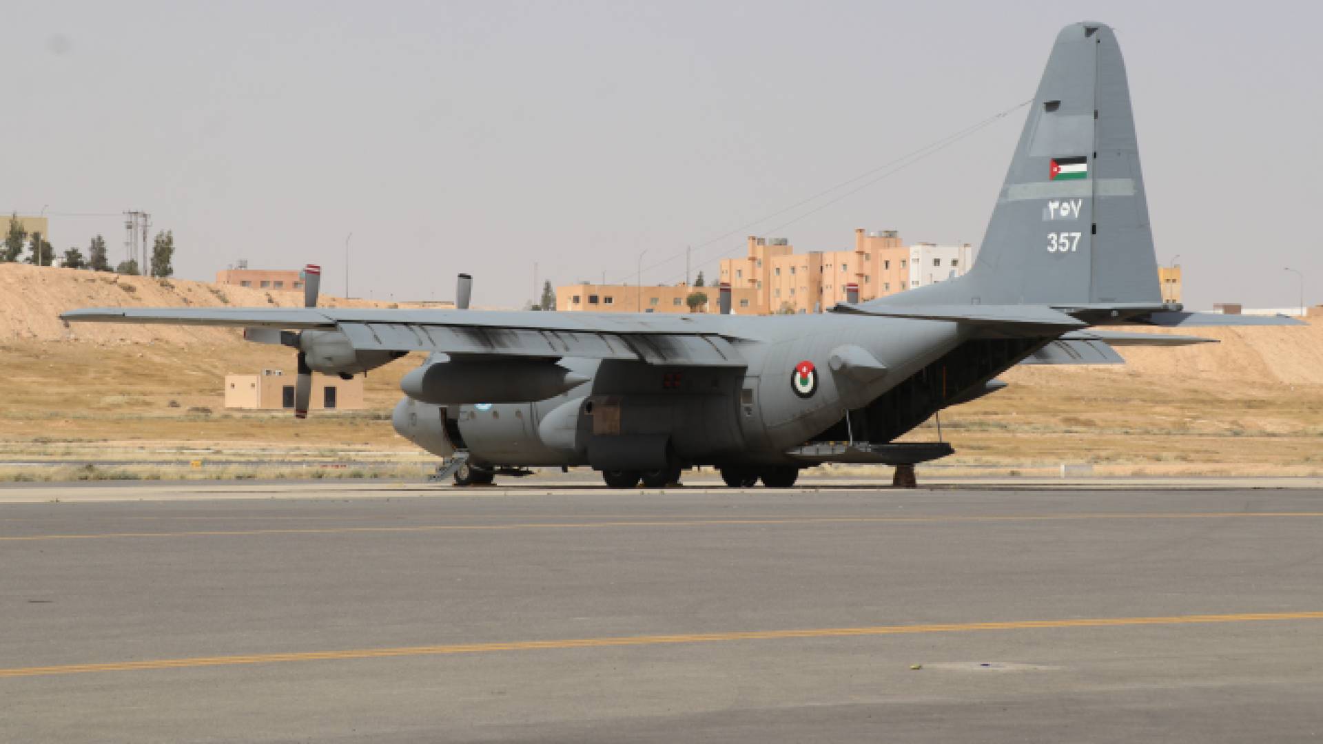 طائرة مساعدات تابعة لسلاح الجو الملكي