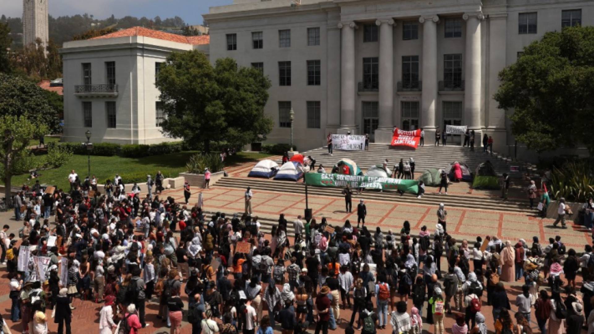 وقفة احتجاجية في حرم جامعة كاليفورنيا مطالبين بوقف العدوان على غزة