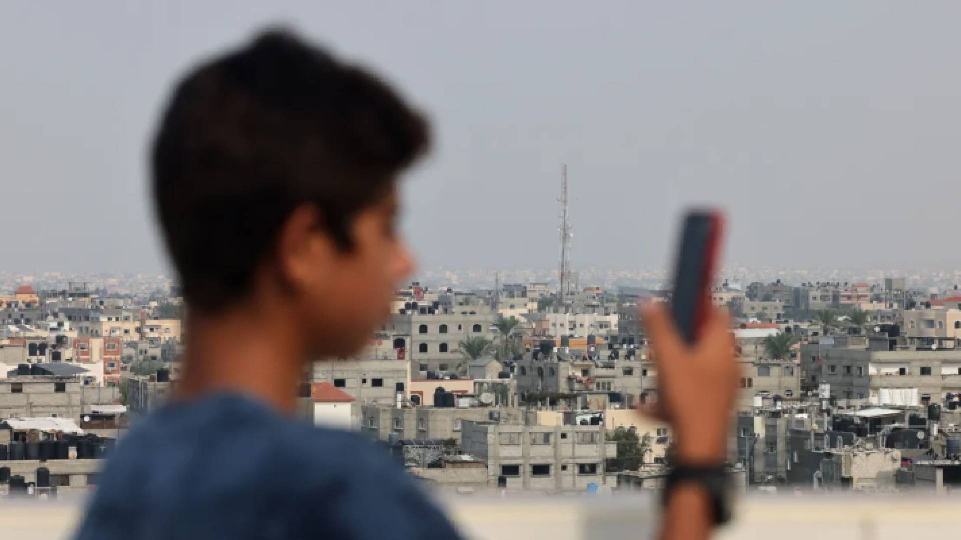 فلسطيني يحاول التواصل عبر الانترنت في غزة "أ ف ب"