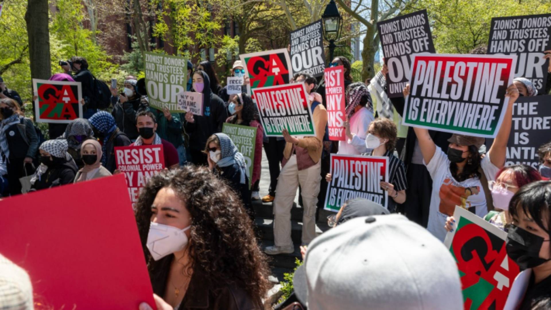 طلاب يتظاهرون احتجاجا على الحرب في غزة بإحدى الجامعات الأمريكية