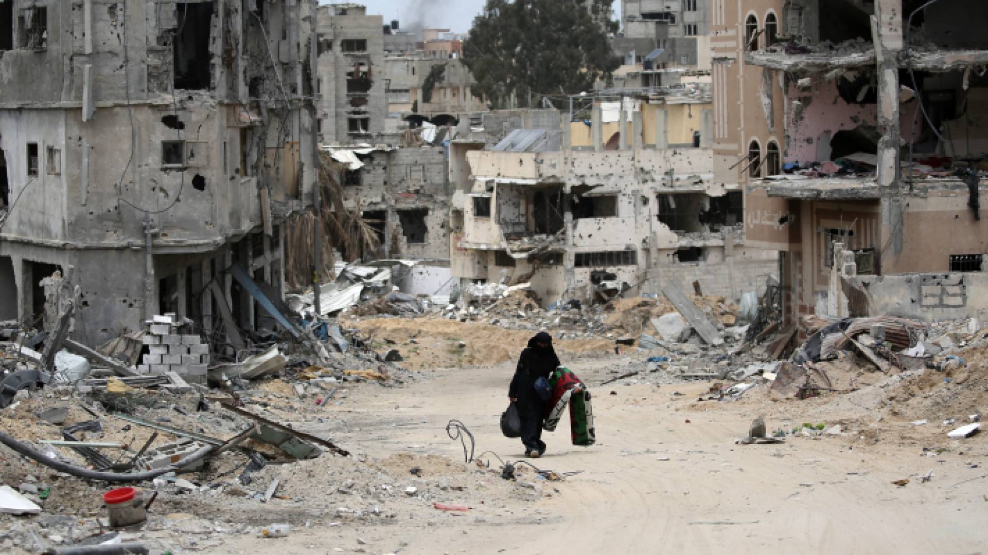 طفلة تسير فوق ركام منى دمره الاحتلال في غزة - afp