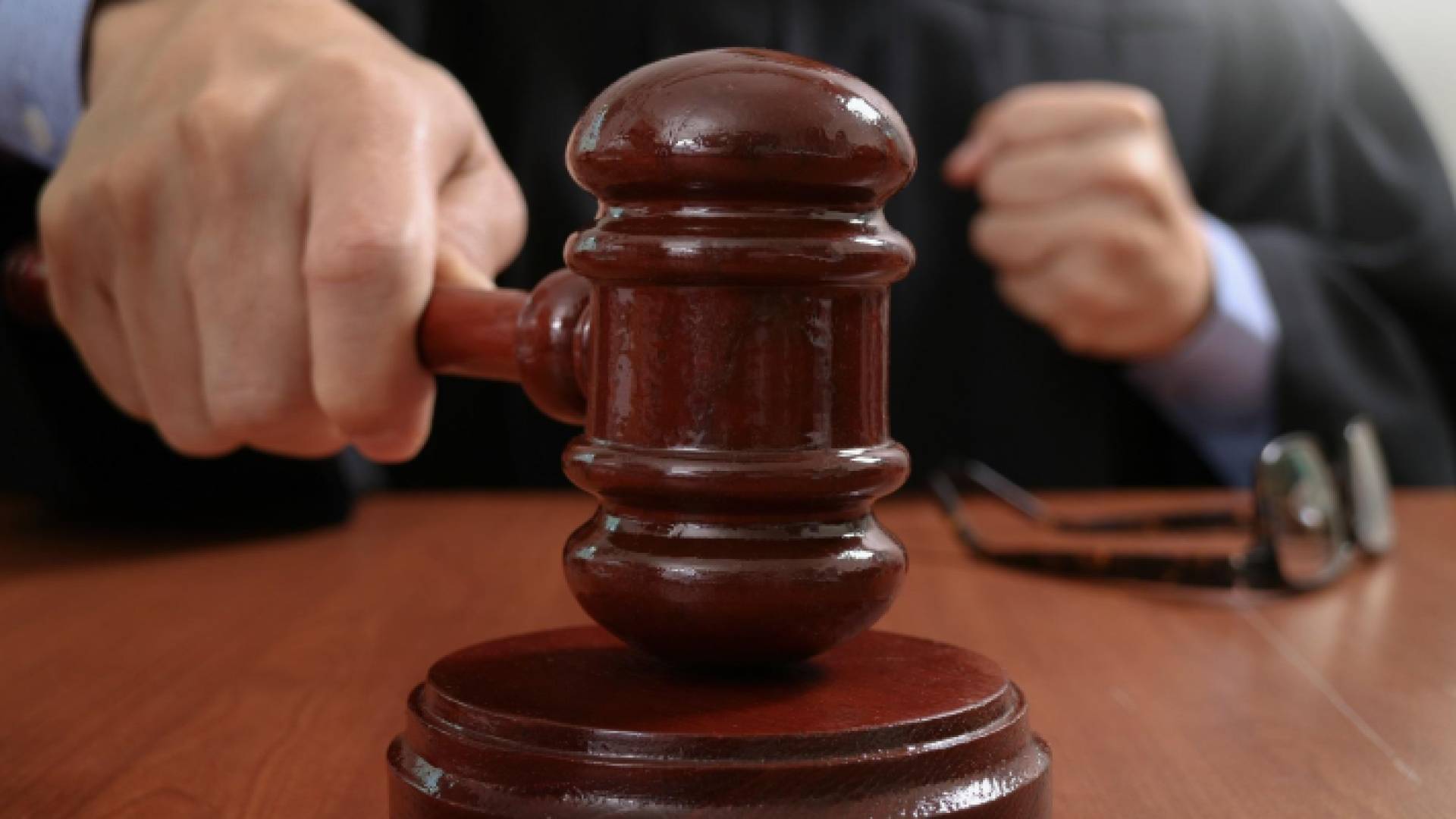 مطرقة قاض وسندان - تعبيرية