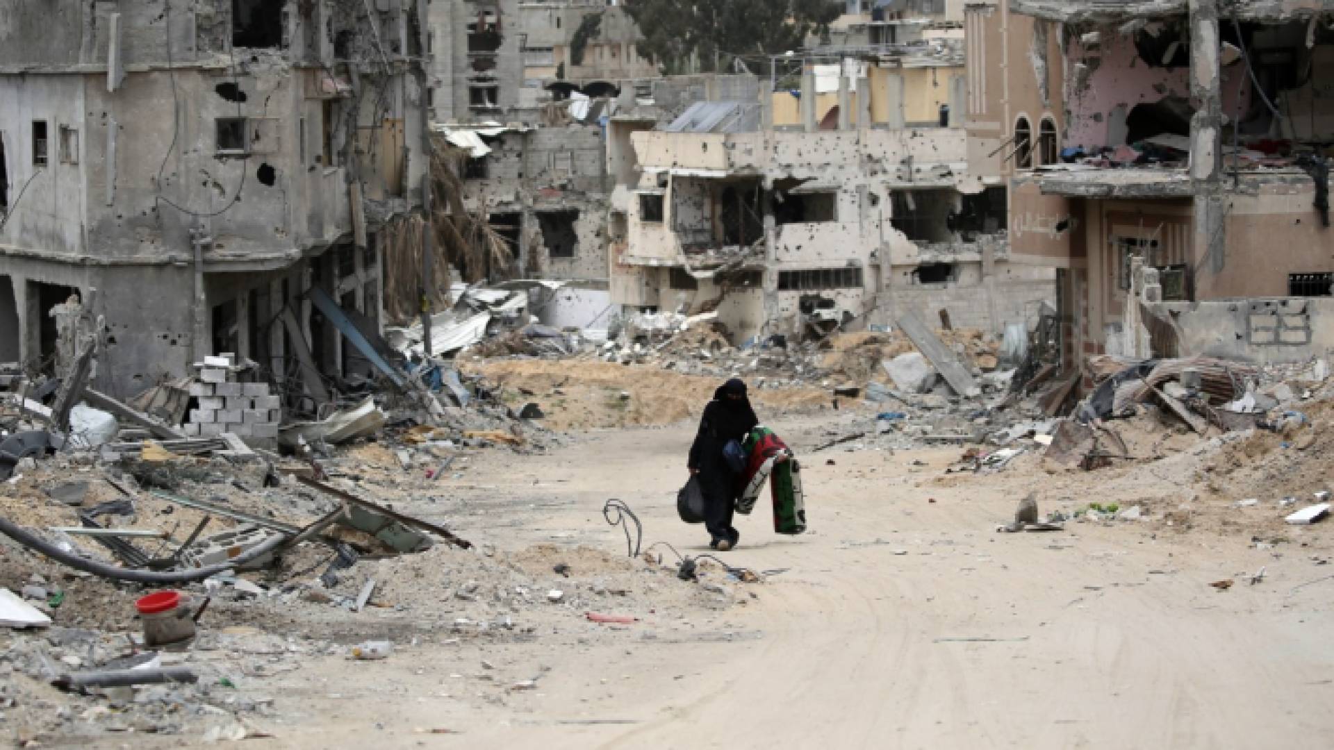 فلسطينية بين ركام المنازل المدمرة في قطاع غزة "أ ف ب"