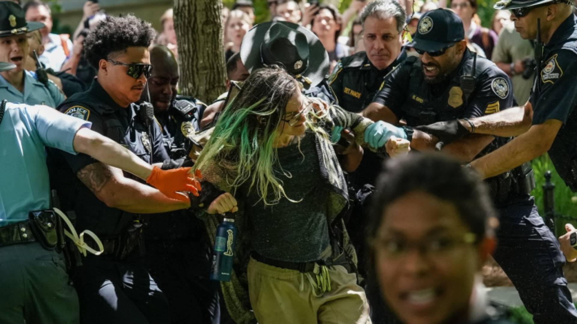 الشرطة الأمريكية تعتقل متظاهرا خلال احتجاج مؤيد للفلسطينيين ضد الحرب في غزة في جامعة إيموري