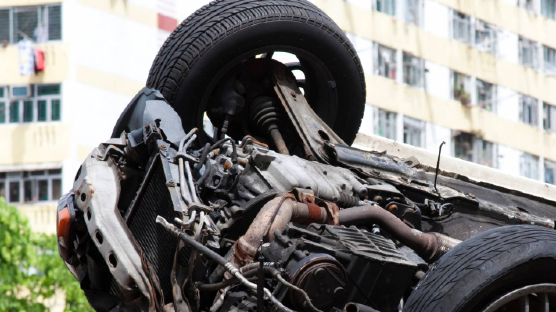 صورة تعبر عن تدهور سيارة