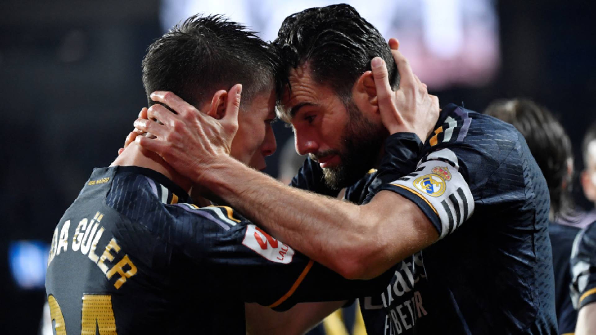 لاعبو ريال مدريد يحتفلون بهدف الفوز