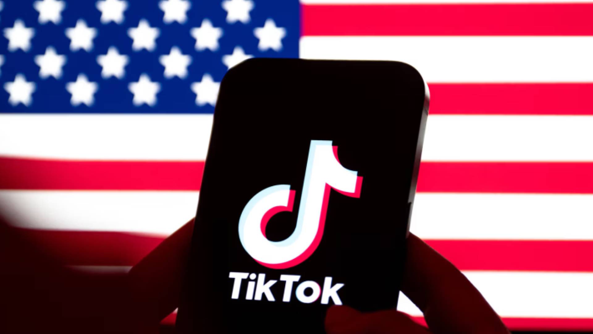 علم الولايات المتحدة وشعار "تيك توك"