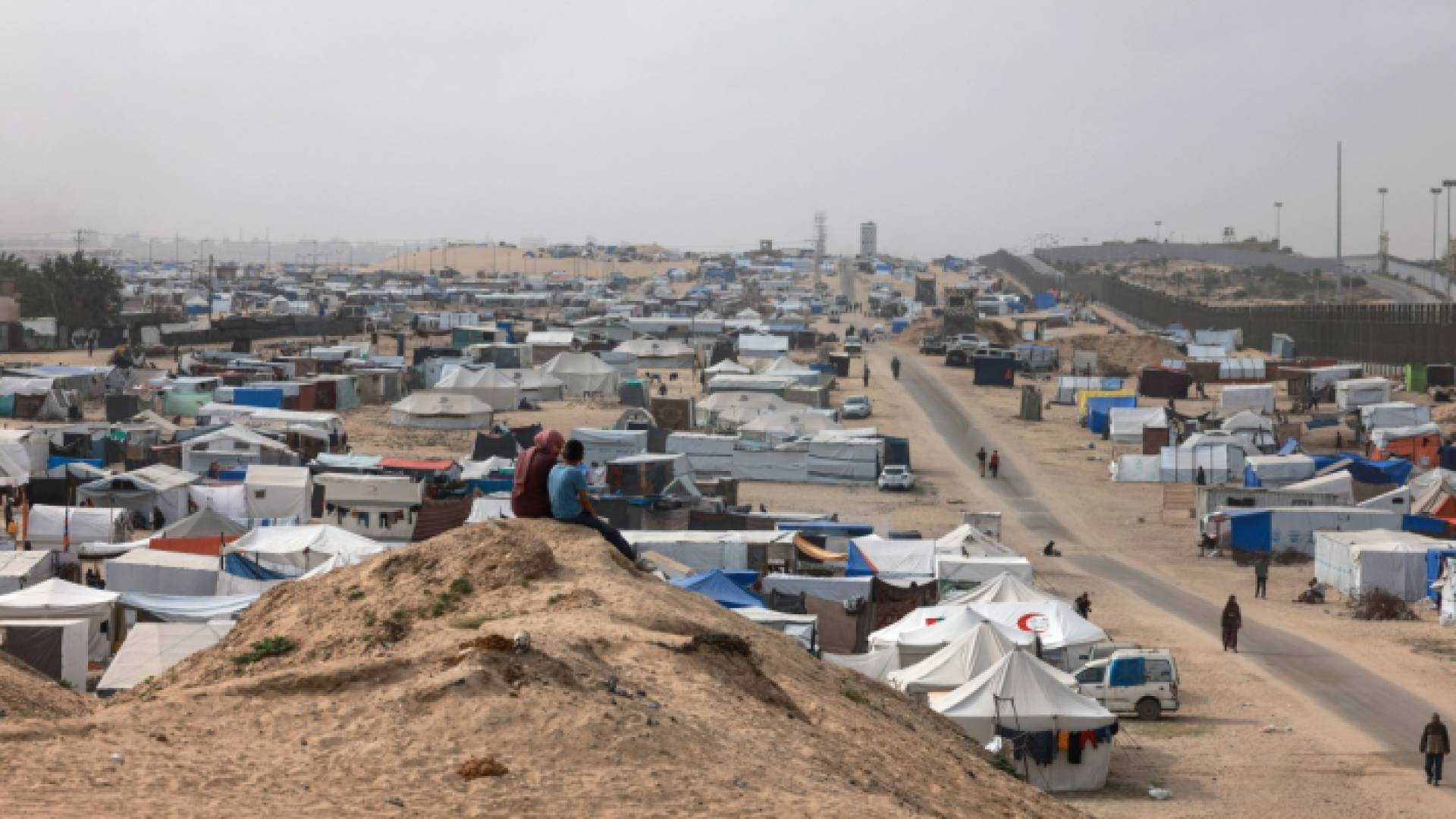 أطفال فلسطينيون نازحون يجلسون على مطل مخيمهم في رفح جنوب قطاع غزة