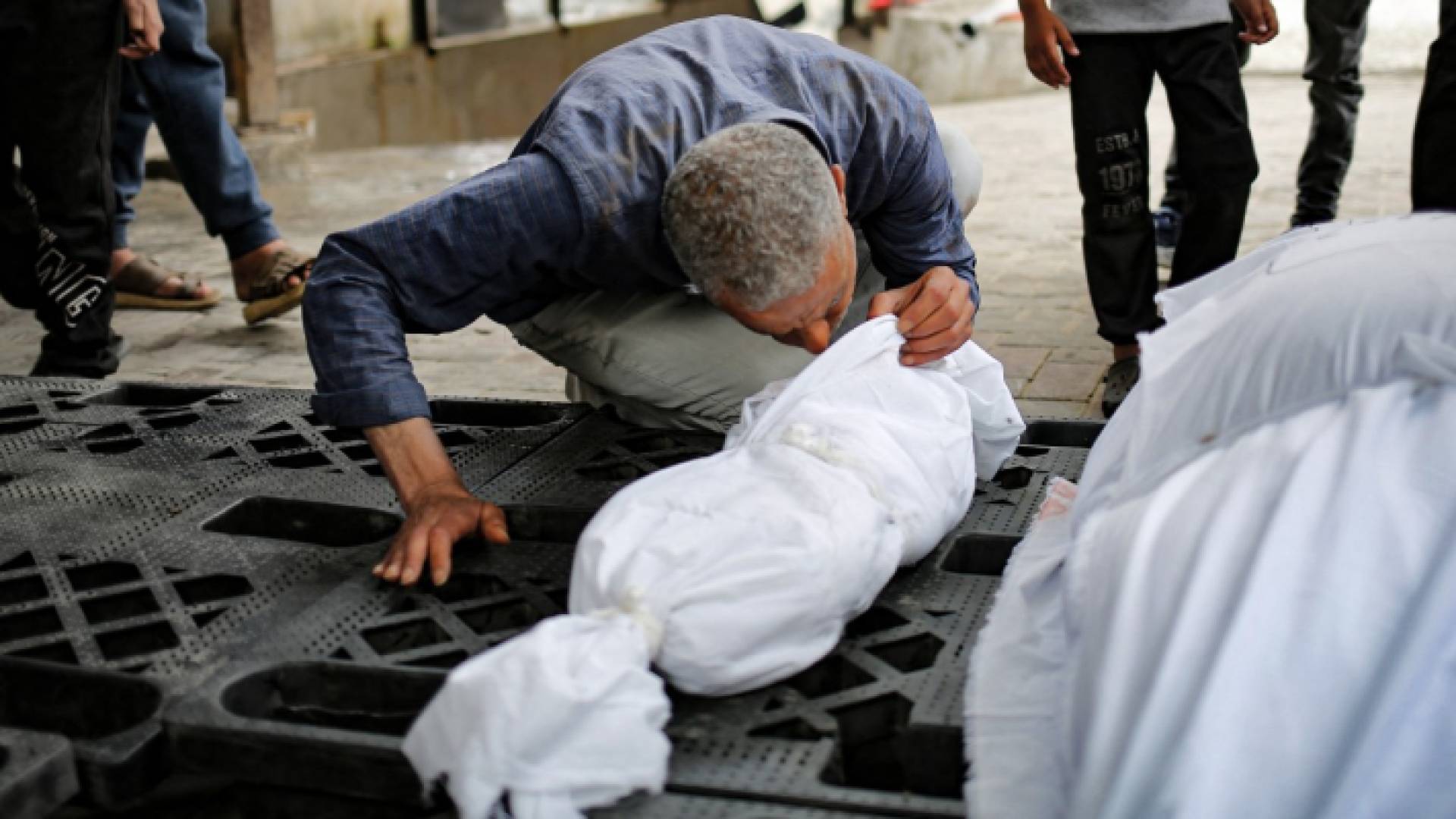 فلسطيني يودع طفله في غزة "أ ف ب"