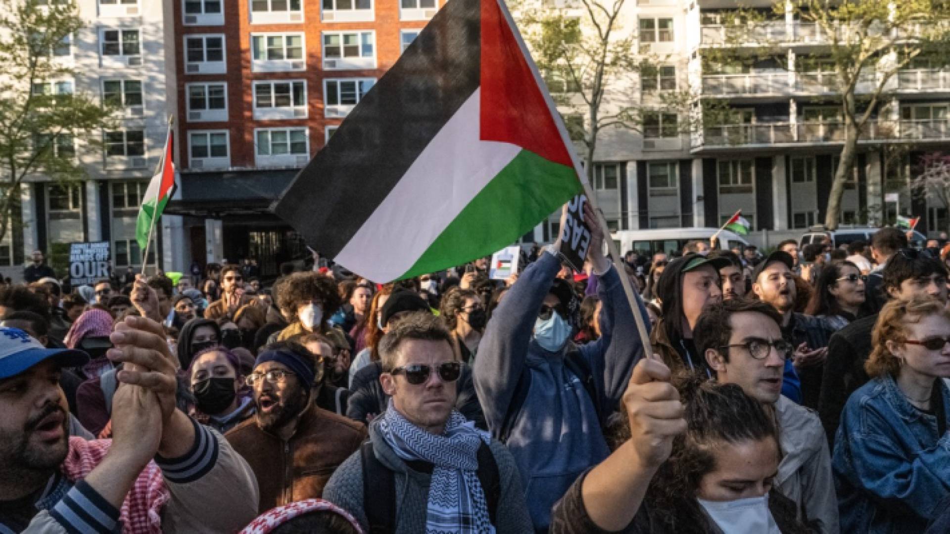 رفع علم فلسطين خلال الاحتجاجات في الجامعات الأمريكية