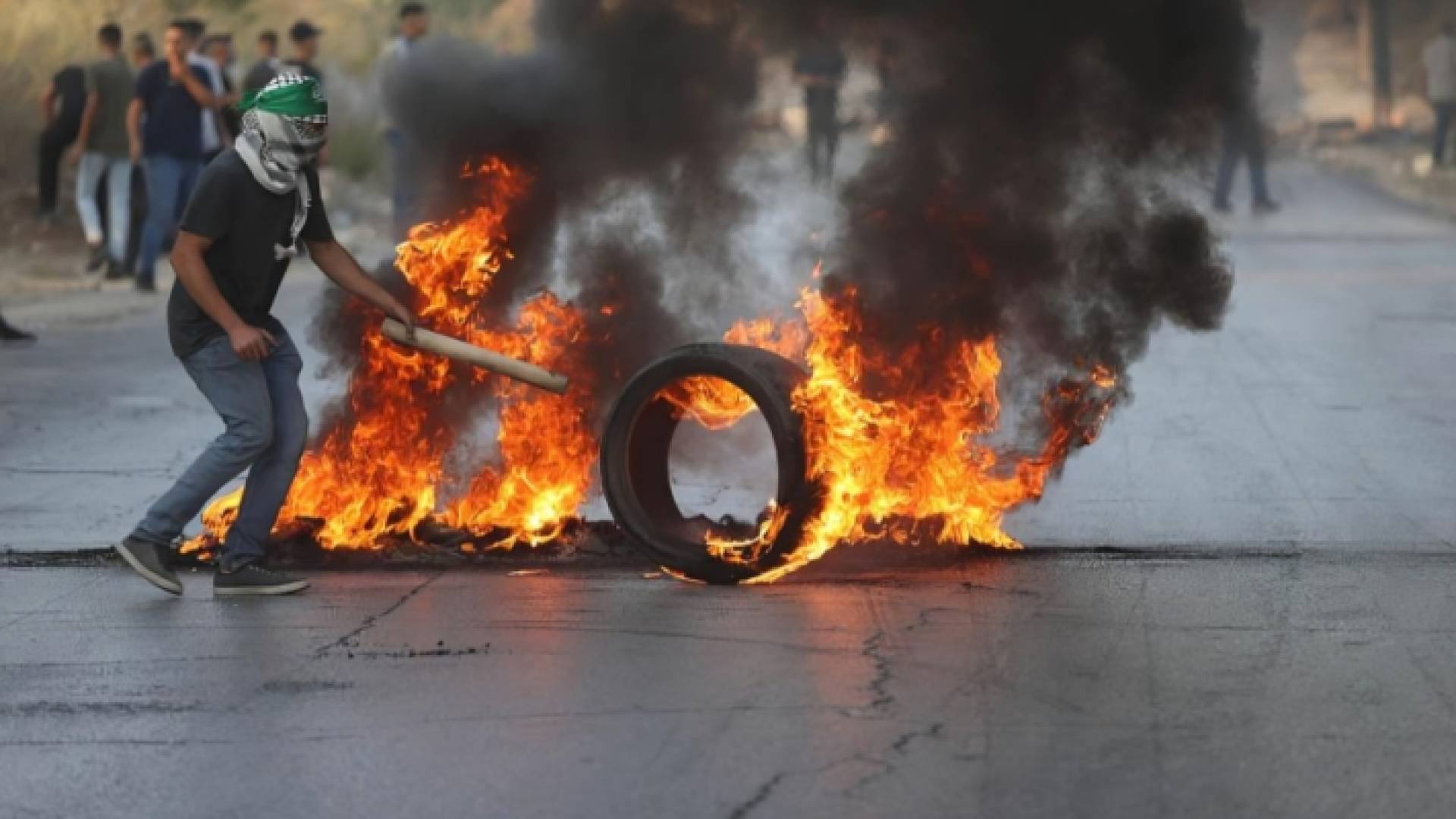 إشعال النيران خلال اقتحام الاحتلال لمدن في الضفة