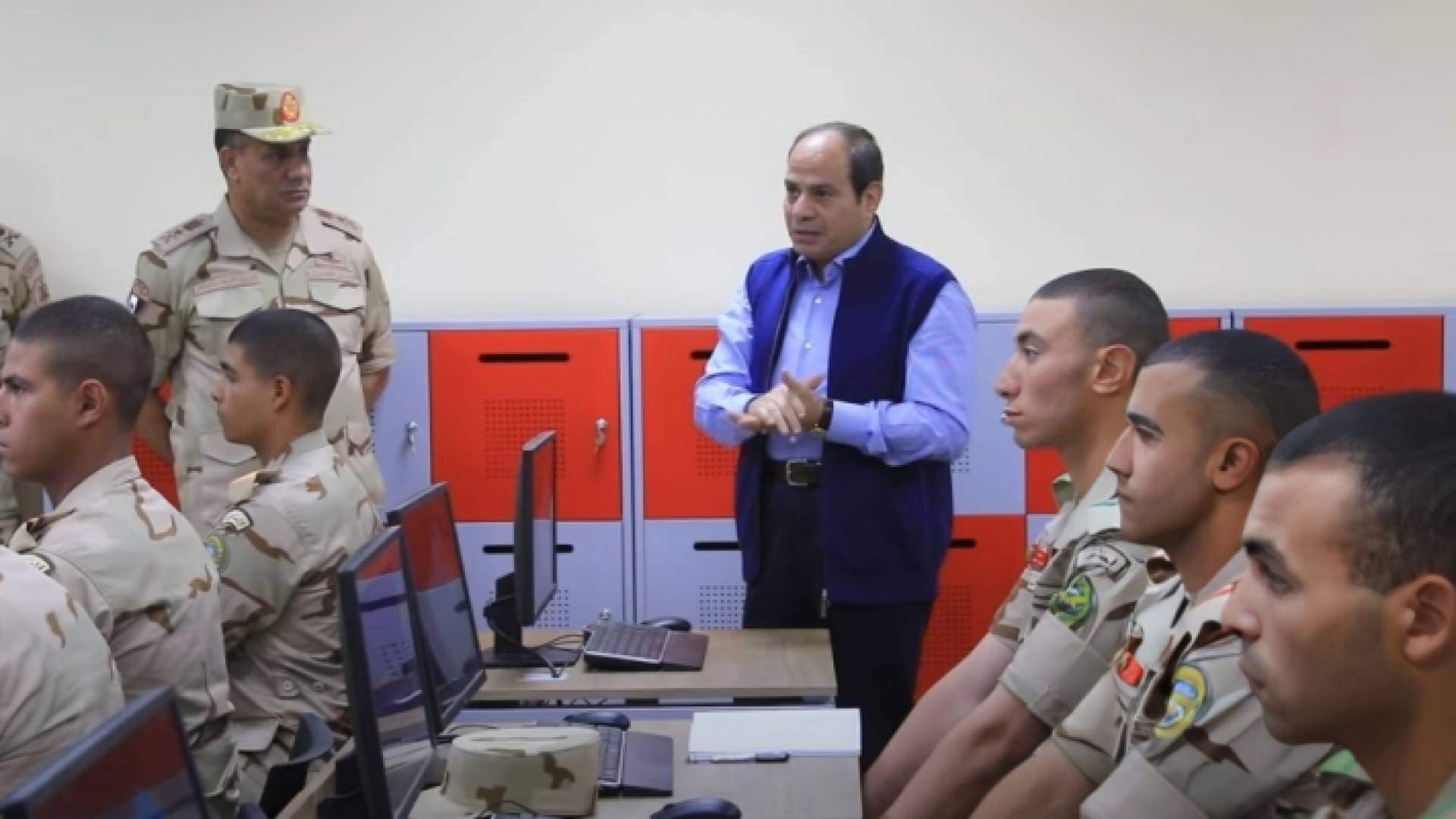 الرئيس المصري عبدالفتاح السيسي خلال زيارته أكاديمية عسكرية