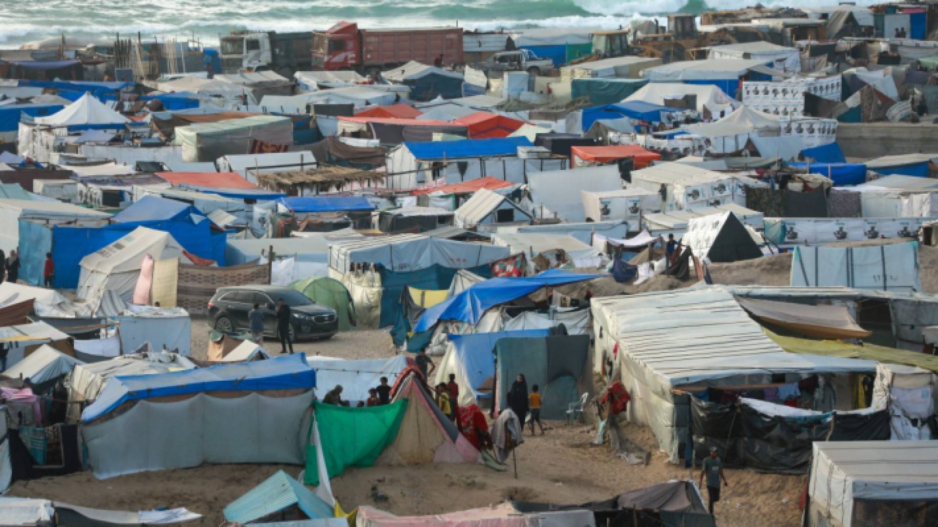 مخيم للفلسطينيين النازحين في دير البلح وسط قطاع غزة