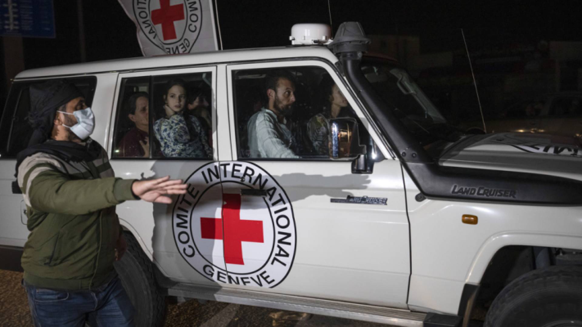 سيارات الصليب الأحمر التي كانت تقل محتجزين خلال صفقة التبادل الأولى