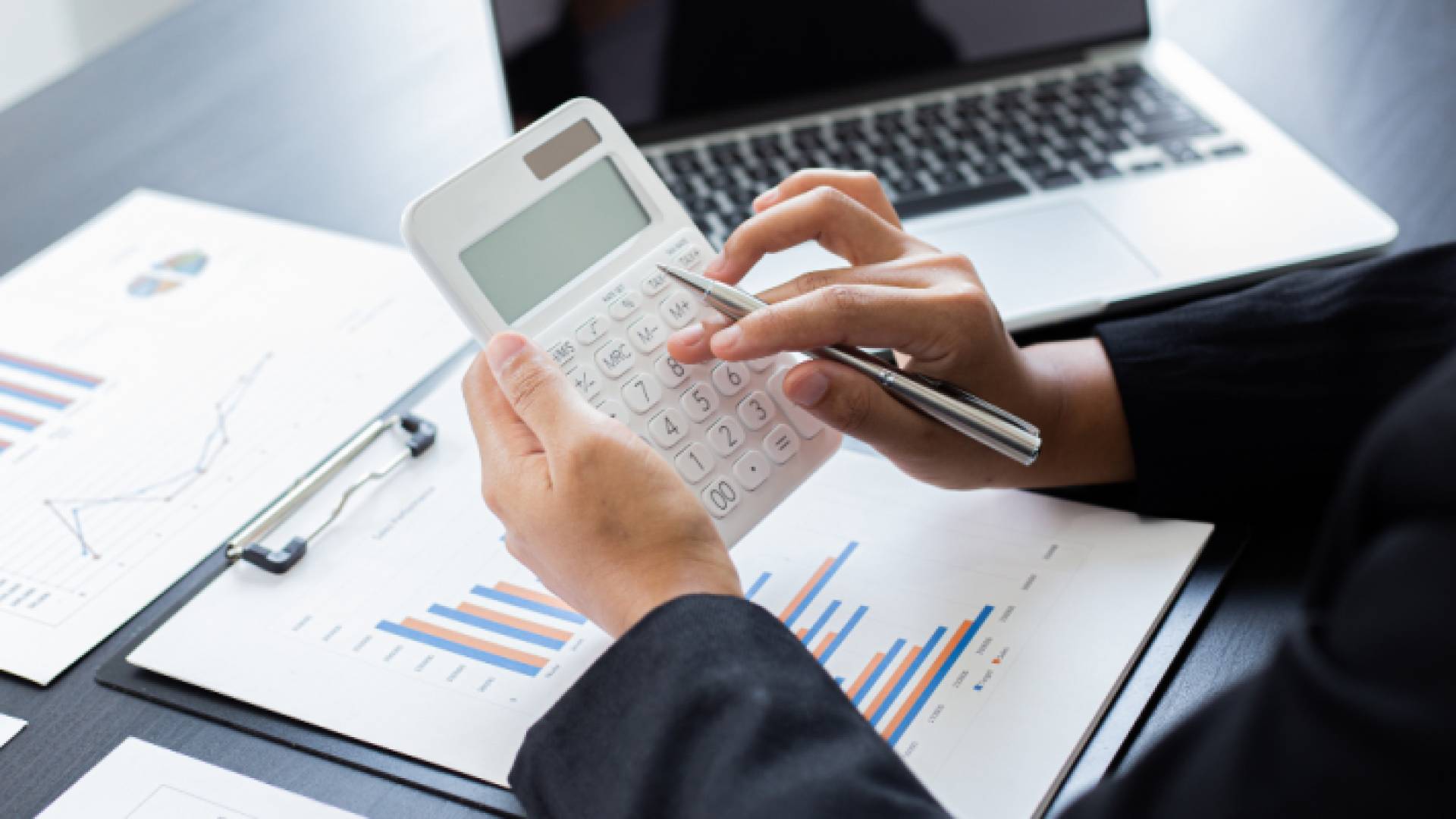 شخص يقدم إقرار ضريبي