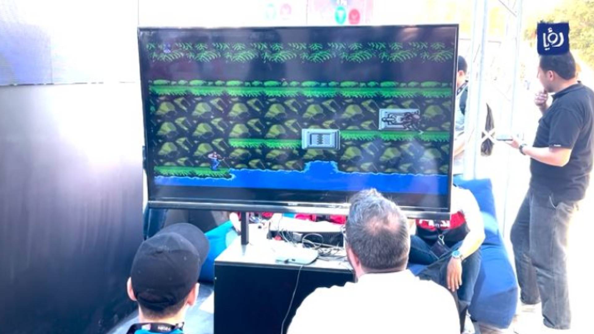 شباب يمارسون الرياضات الإلكترونية