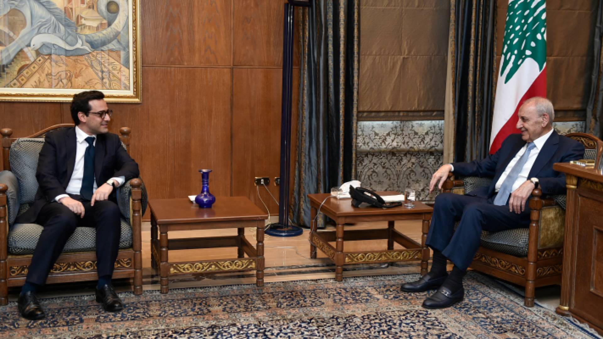 رئيس مجلس النواب اللبناني نبيه بري خلال لقائه وزير الخارجية الفرنسي ستيفان سيجورنيه